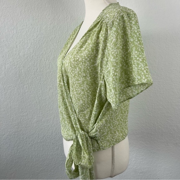 NWOT Lush Ranya Cropped Wrap Top Floral Spring Summer Size Large - Picture 5 of 8